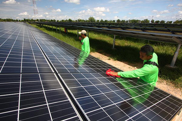 Scaling Solar - Panel Photovoltaic and workers